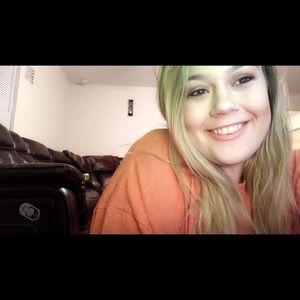 Meet your Posher, Caitlin